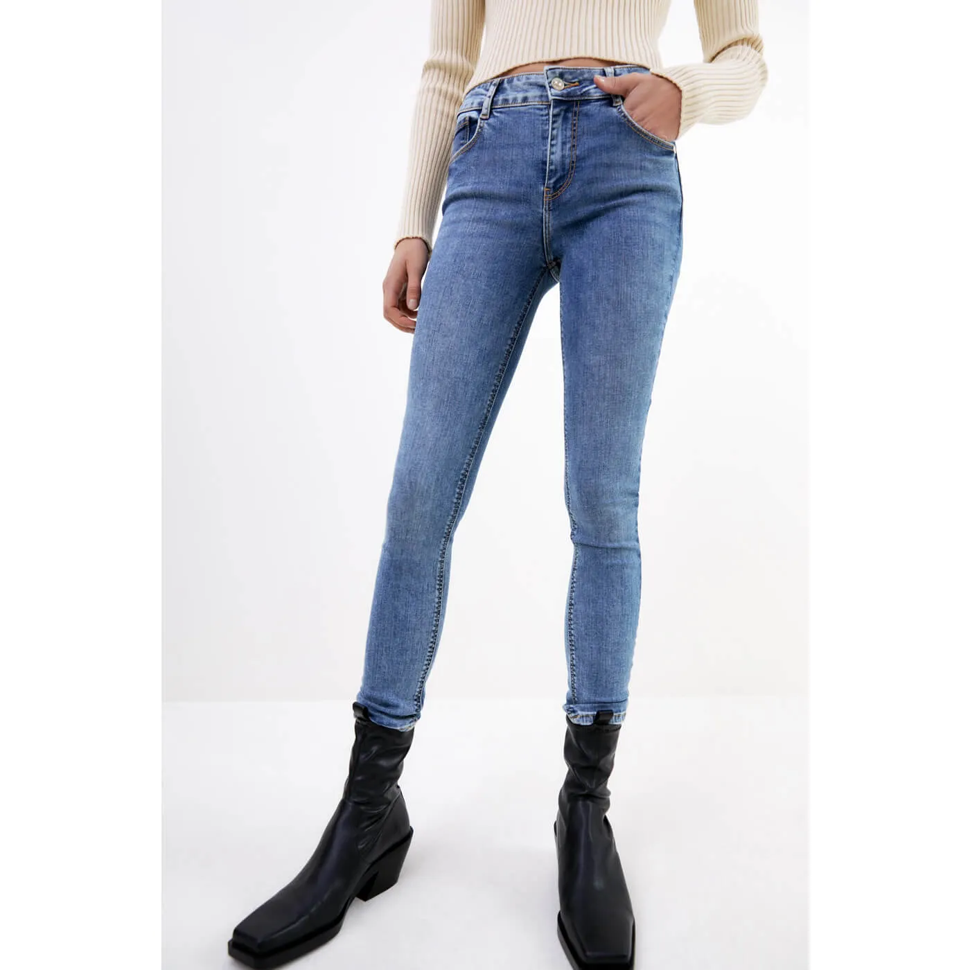 Zara Mid-Rise Blue Jeans